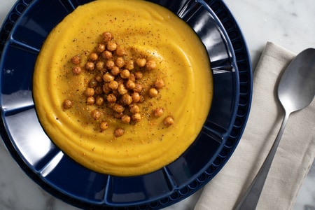 Velouté de chou-fleur et curcuma avec pois chiches croustillants