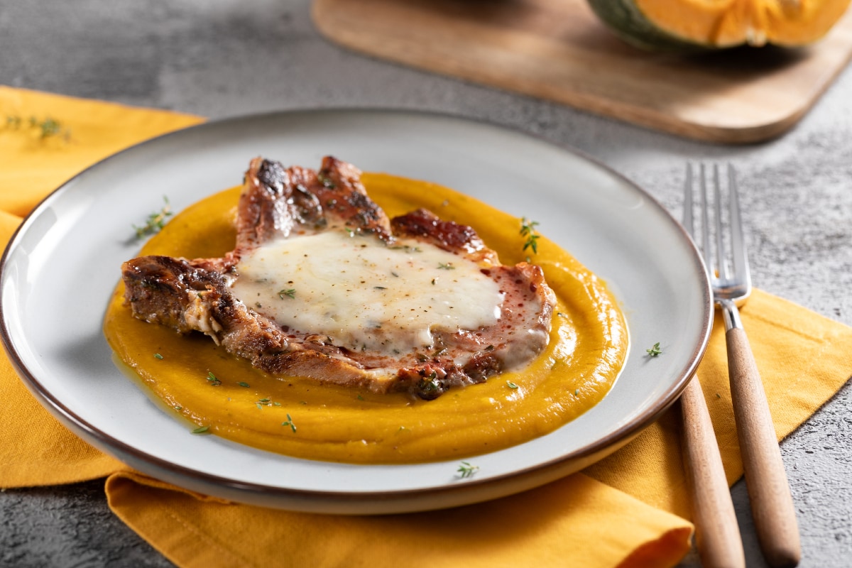 Côtes de porc avec crème de potiron et taleggio