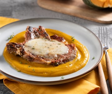 Côtes de porc avec crème de potiron et taleggio