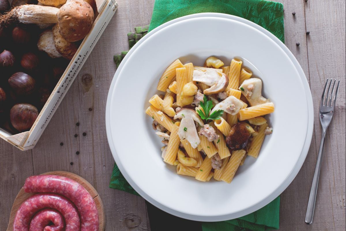 Pâtes aux cèpes, saucisse et châtaignes émiettées