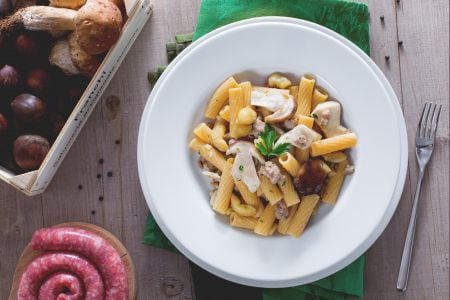 Pâtes aux cèpes, saucisse et châtaignes émiettées