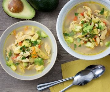 Soupe au poulet et à l'avocat