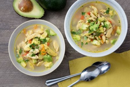 Soupe au poulet et à l'avocat