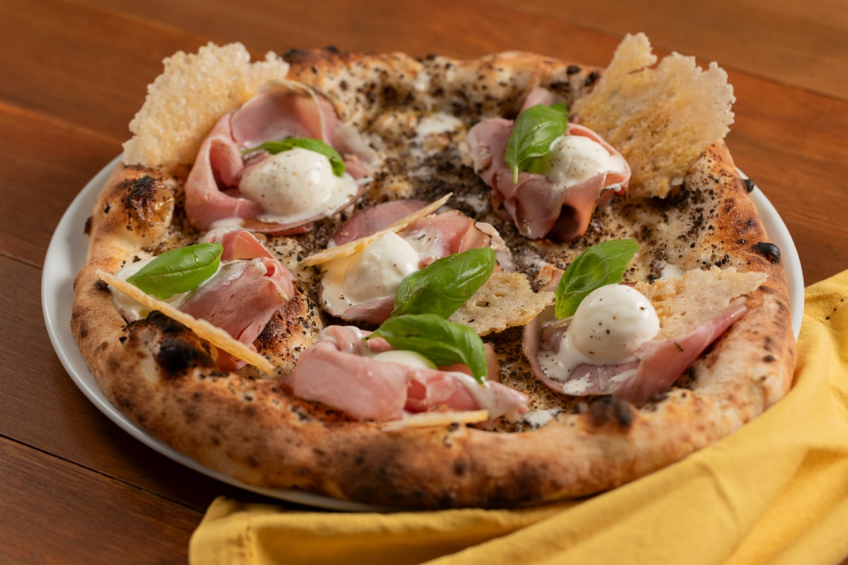 Pizza à la crème de truffe et jambon