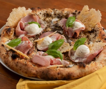 Pizza à la crème de truffe et jambon