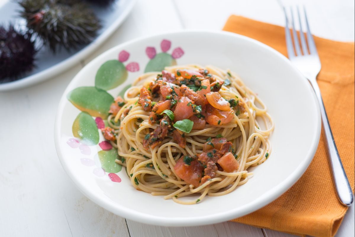 Pâtes aux oursins et tomates