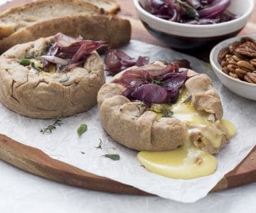 Galette au camembert et oignons au Bordeaux