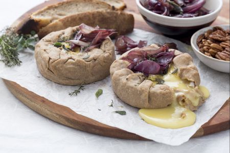 Galette au camembert et oignons au Bordeaux