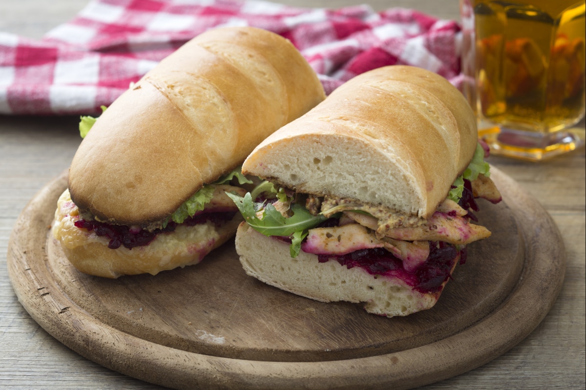 Sandwich à la betterave et poulet épicé