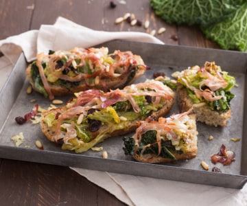 Croûtons avec chou frisé, casera et speck