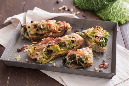 Croûtons avec chou frisé, casera et speck