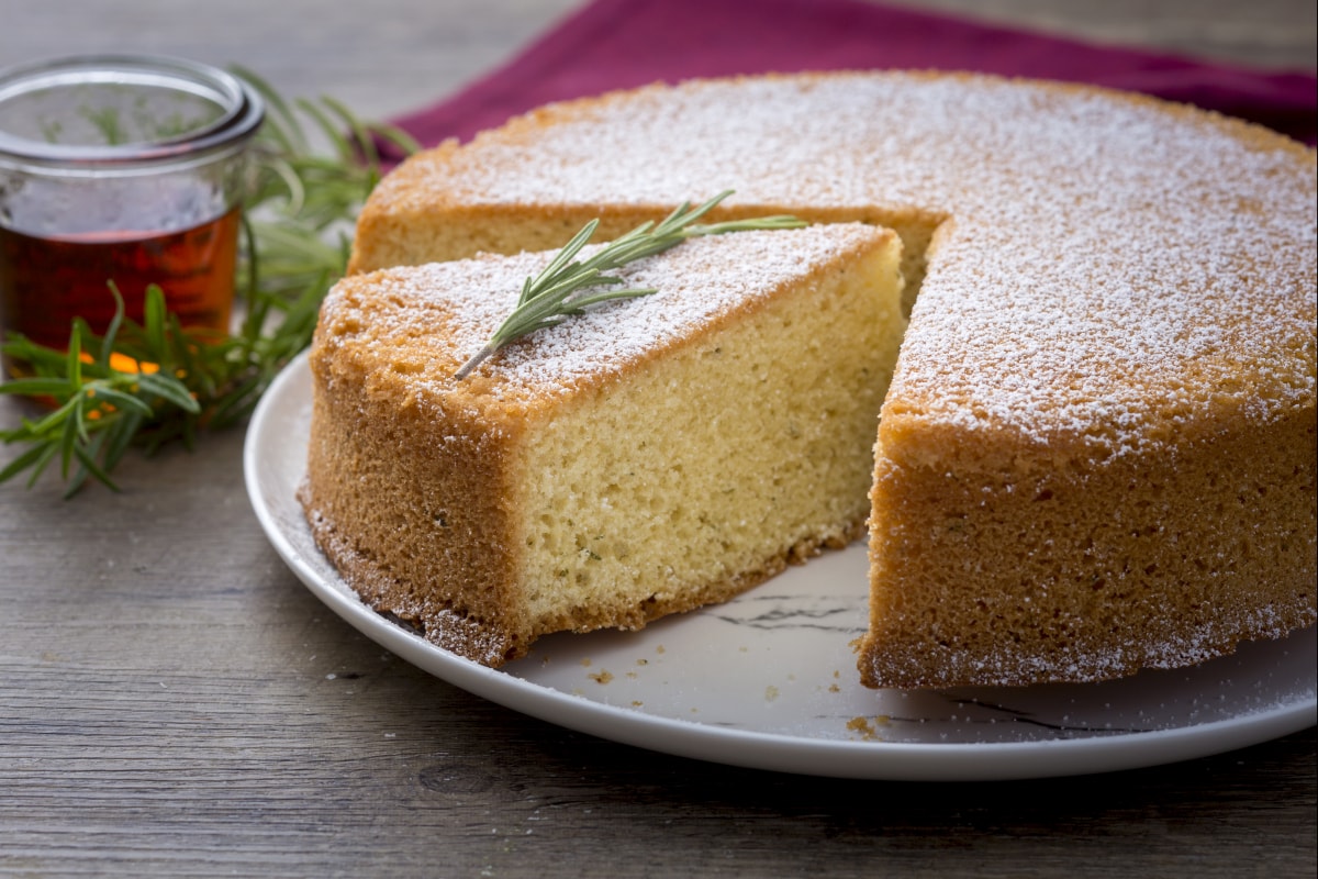 Gâteau au rhum et au romarin