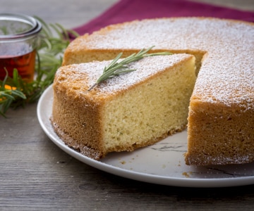 Gâteau au rhum et au romarin