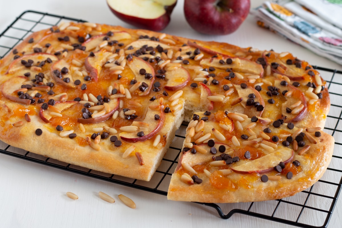 Focaccia sucrée aux pommes, pignons et chocolat