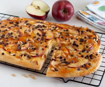 Focaccia sucrée aux pommes, pignons et chocolat
