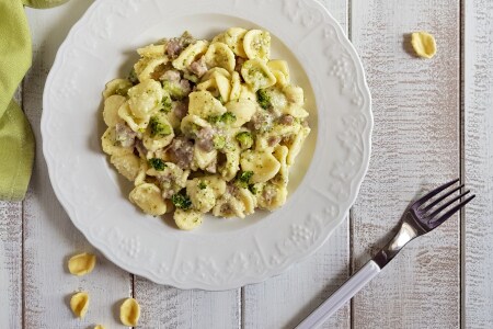 Orecchiette avec crème de pommes de terre, brocolis et saucisse