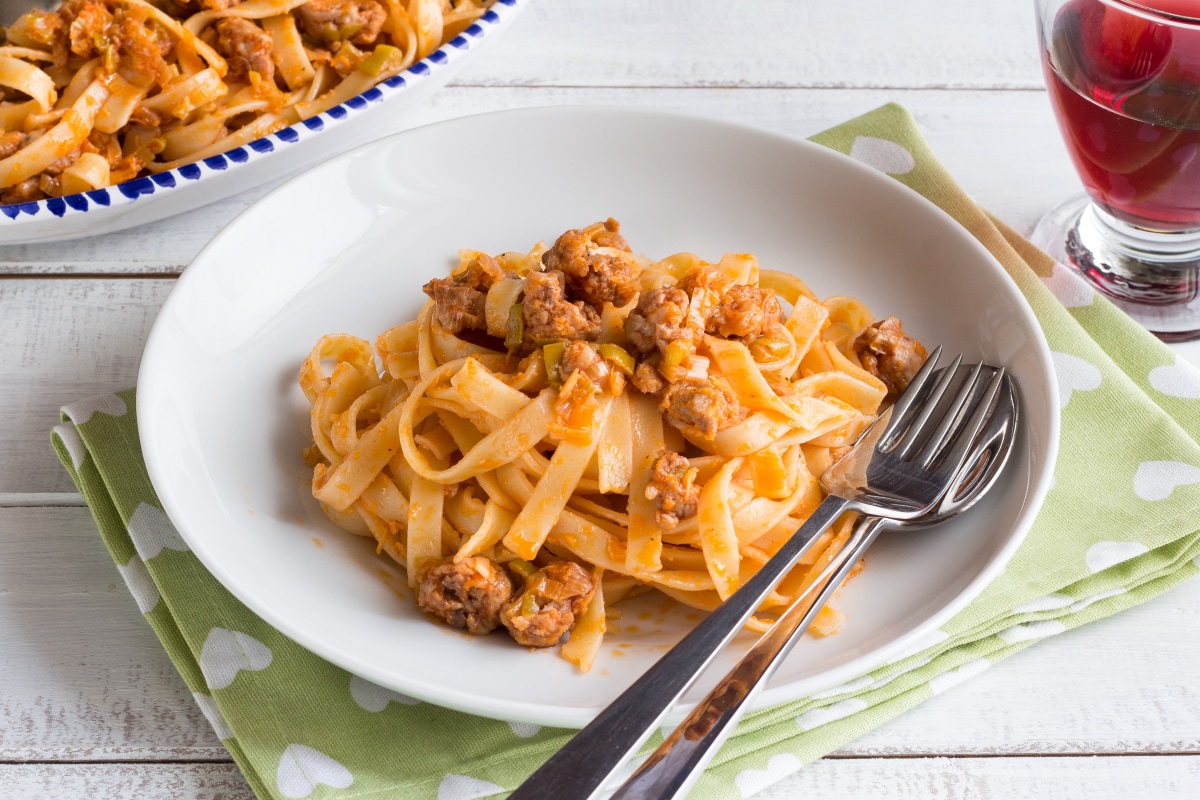 Tagliatelle aux oignons nouveaux et saucisse