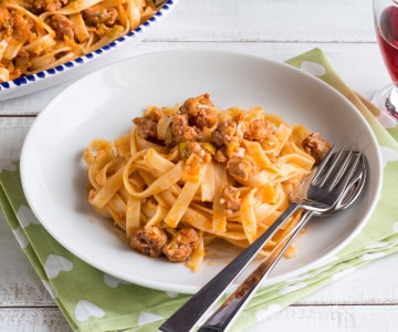 Tagliatelle aux oignons nouveaux et saucisse