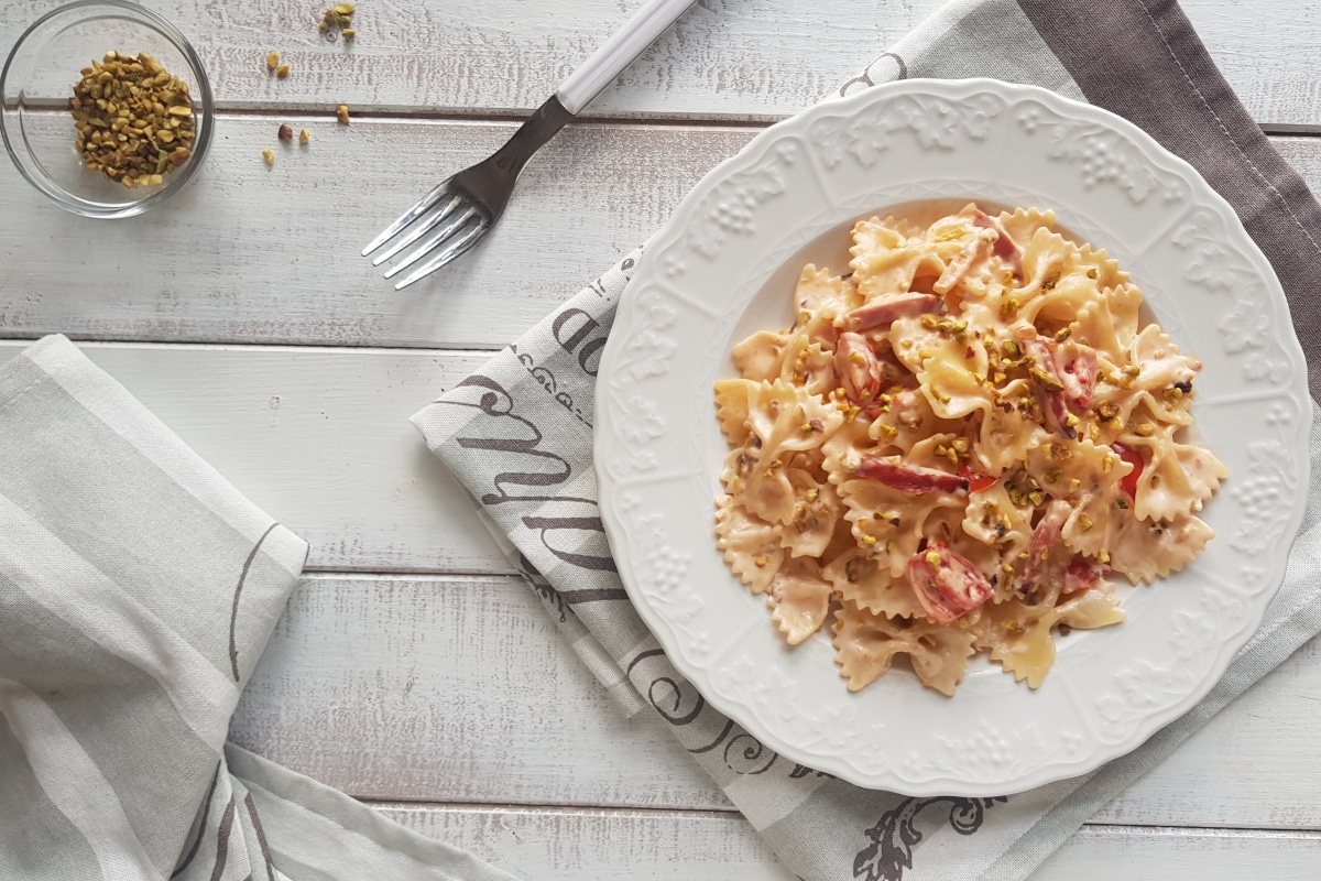 Farfalle à la crème de parmesan, speck et pistaches