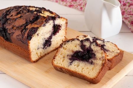 Cake à la ricotta et confiture de myrtilles