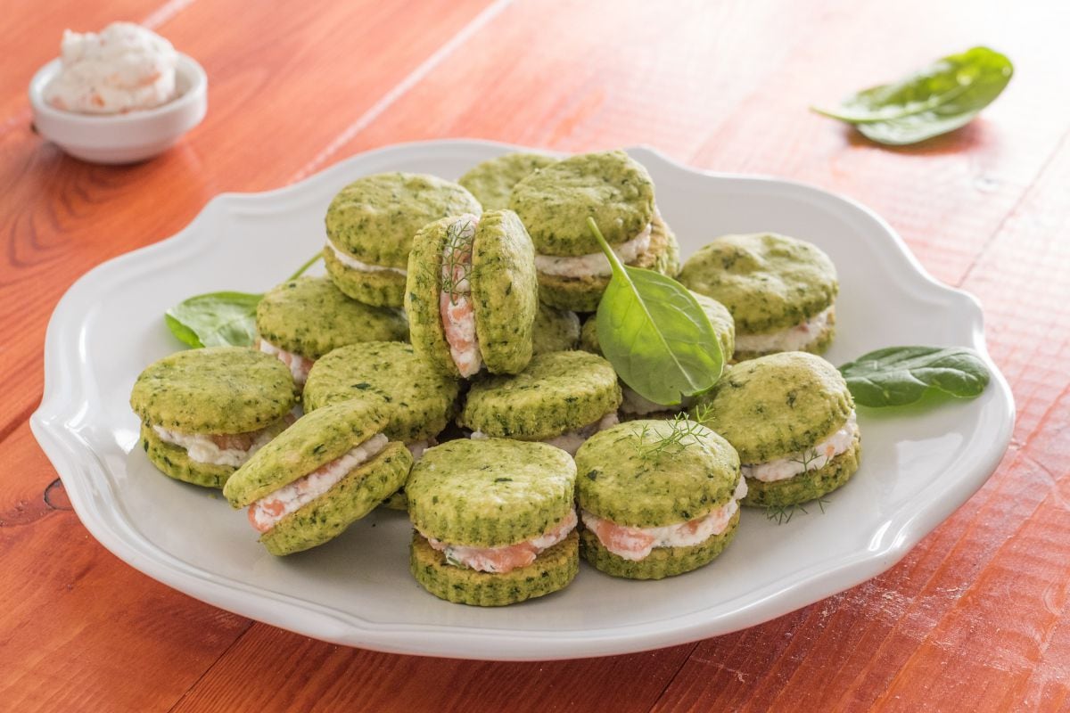 Biscuits aux épinards avec crème au saumon