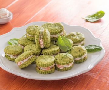 Biscuits aux épinards avec crème au saumon