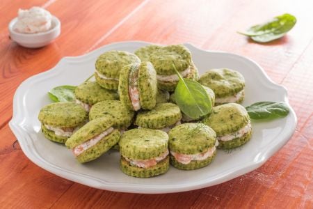 Biscuits aux épinards avec crème au saumon