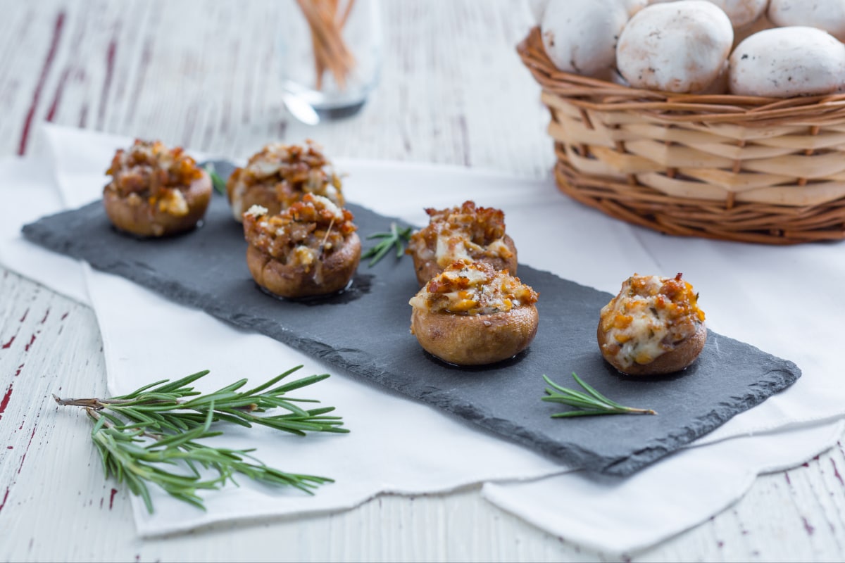 Champignons de Paris farcis à la saucisse