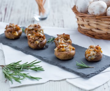 Champignons de Paris farcis à la saucisse