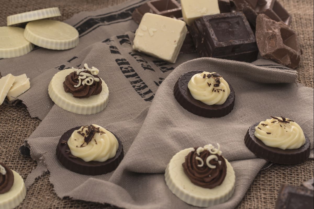 Petits gâteaux à la crème aux deux chocolats