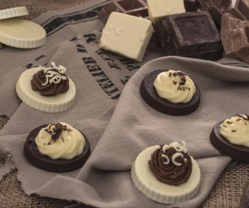 Petits gâteaux à la crème aux deux chocolats
