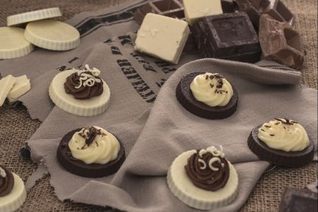 Petits gâteaux à la crème aux deux chocolats