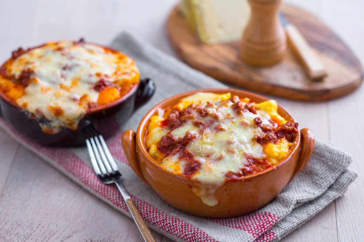 Polenta avec saucisse et fromage