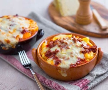 Polenta avec saucisse et fromage