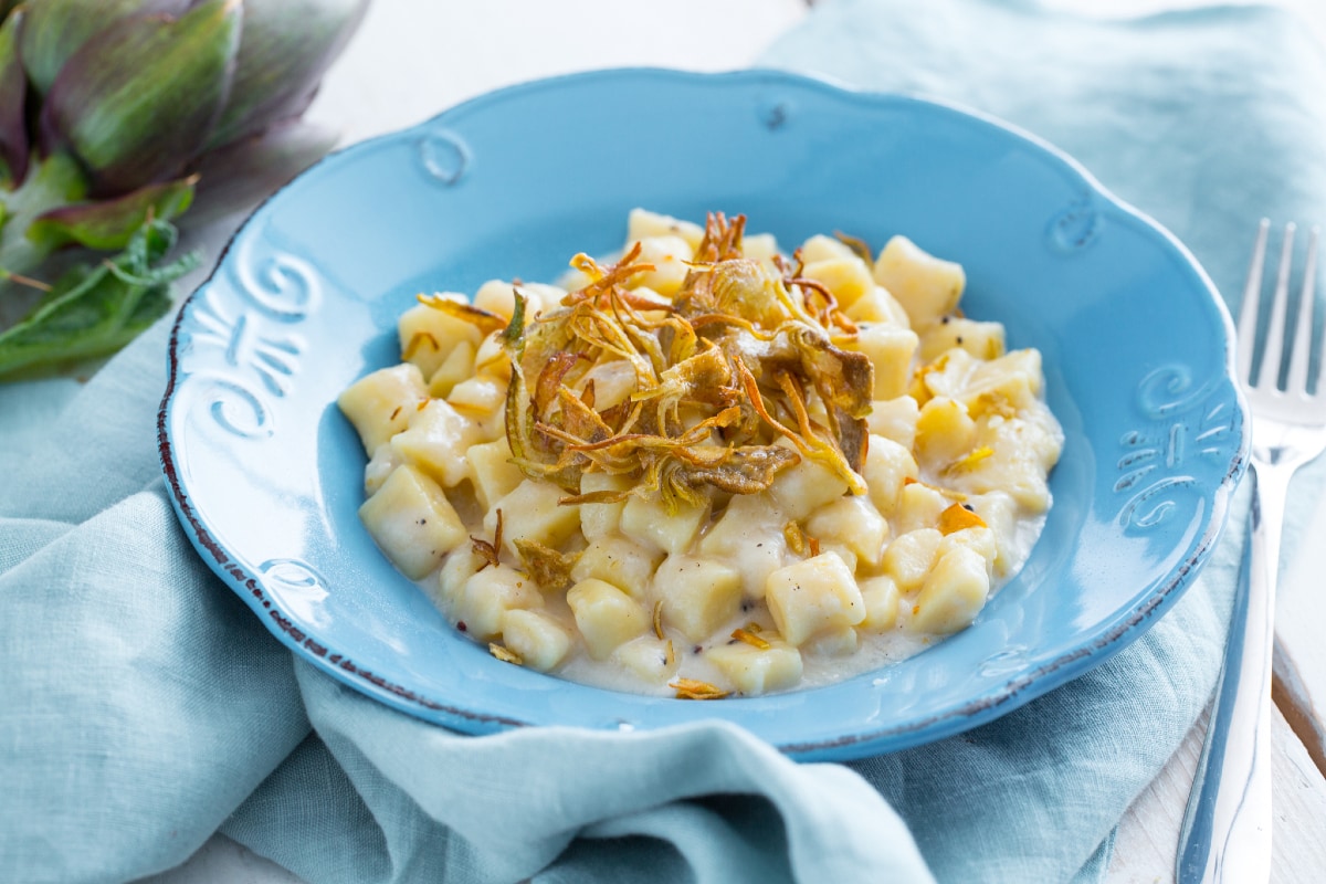 Gnocchis cacio e pepe avec artichauts croquants