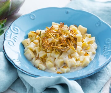 Gnocchis cacio e pepe avec artichauts croquants