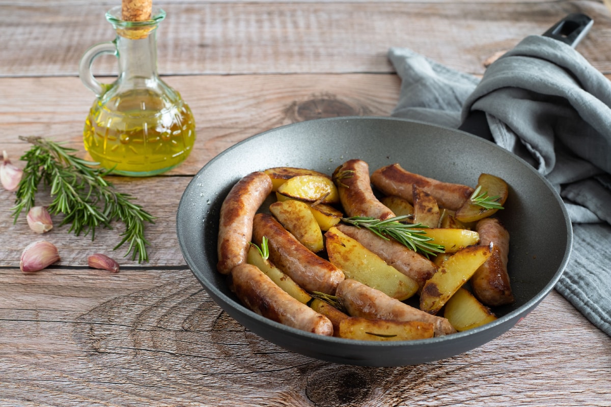 Saucisse et pommes de terre à la poêle