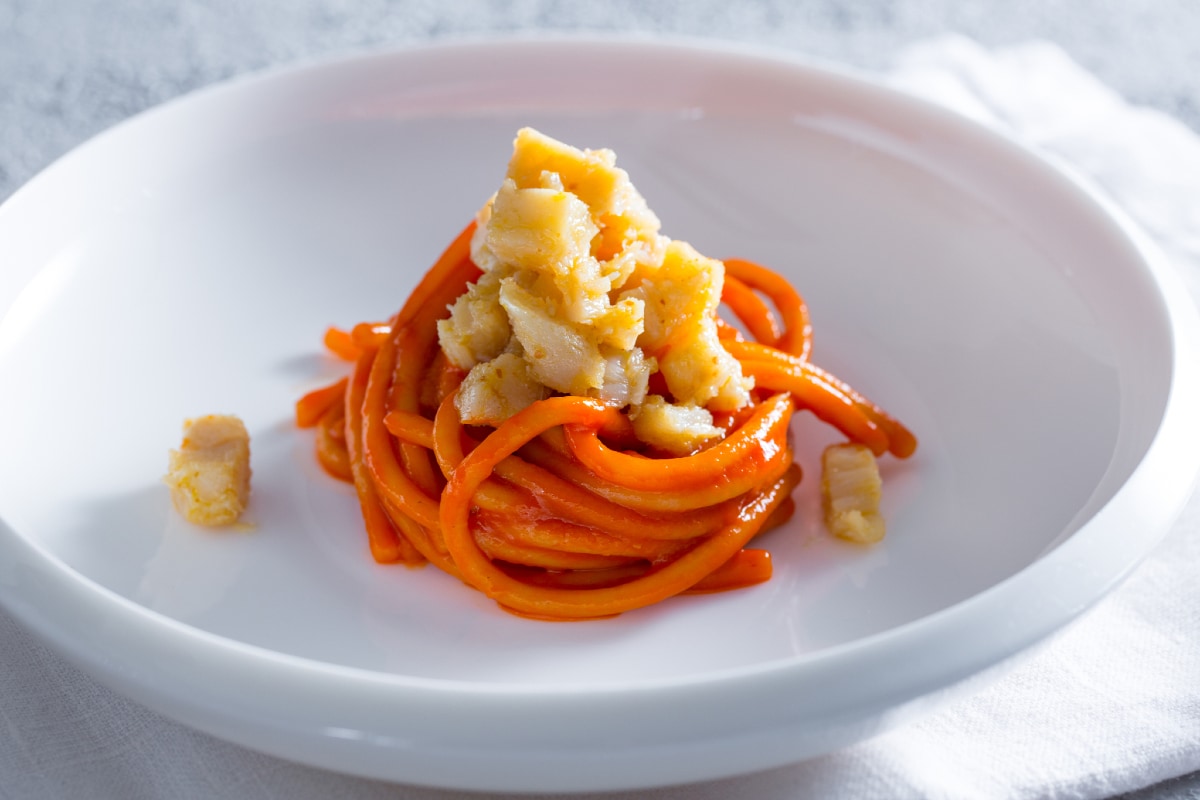 Spaghettoni à la crème de poivrons et morue
