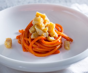 Spaghettoni à la crème de poivrons et morue