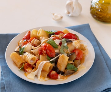 Mezze maniche avec aubergines et scamorza fumée