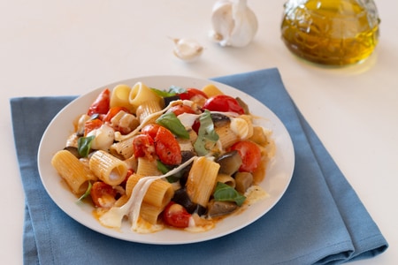 Mezze maniche avec aubergines et scamorza fumée