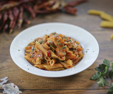 Penne à l'arrabbiata avec champignons de Paris