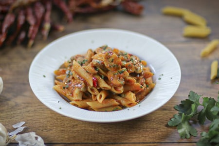 Penne à l'arrabbiata avec champignons de Paris