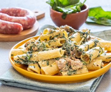 Rigatoni aux épinards, saucisse et robiola