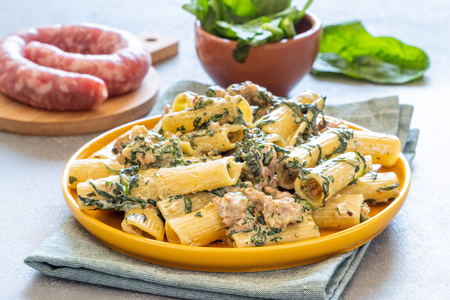 Rigatoni aux épinards, saucisse et robiola