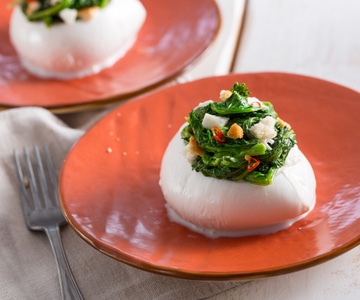 Mozzarella farcie avec des pousses de navet