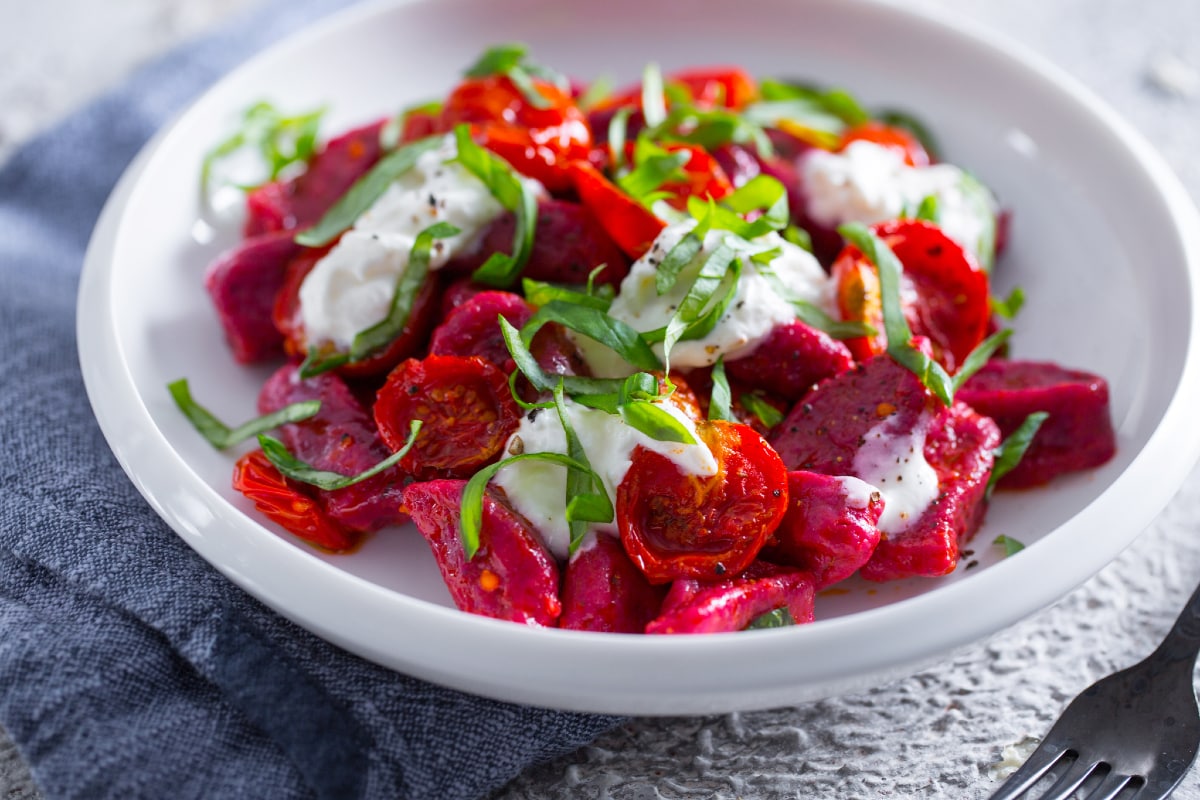 Gnocchetti de betterave avec tomates cerises et stracciatella
