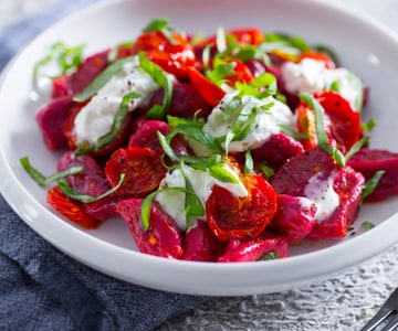 Gnocchetti de betterave avec tomates cerises et stracciatella