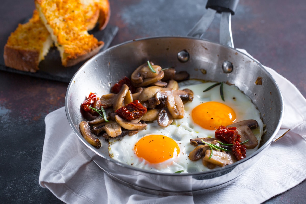 Oeufs à la poêle avec champignons et tomates séchées