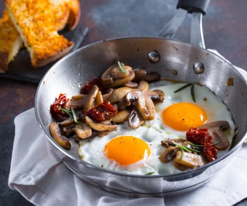Oeufs à la poêle avec champignons et tomates séchées